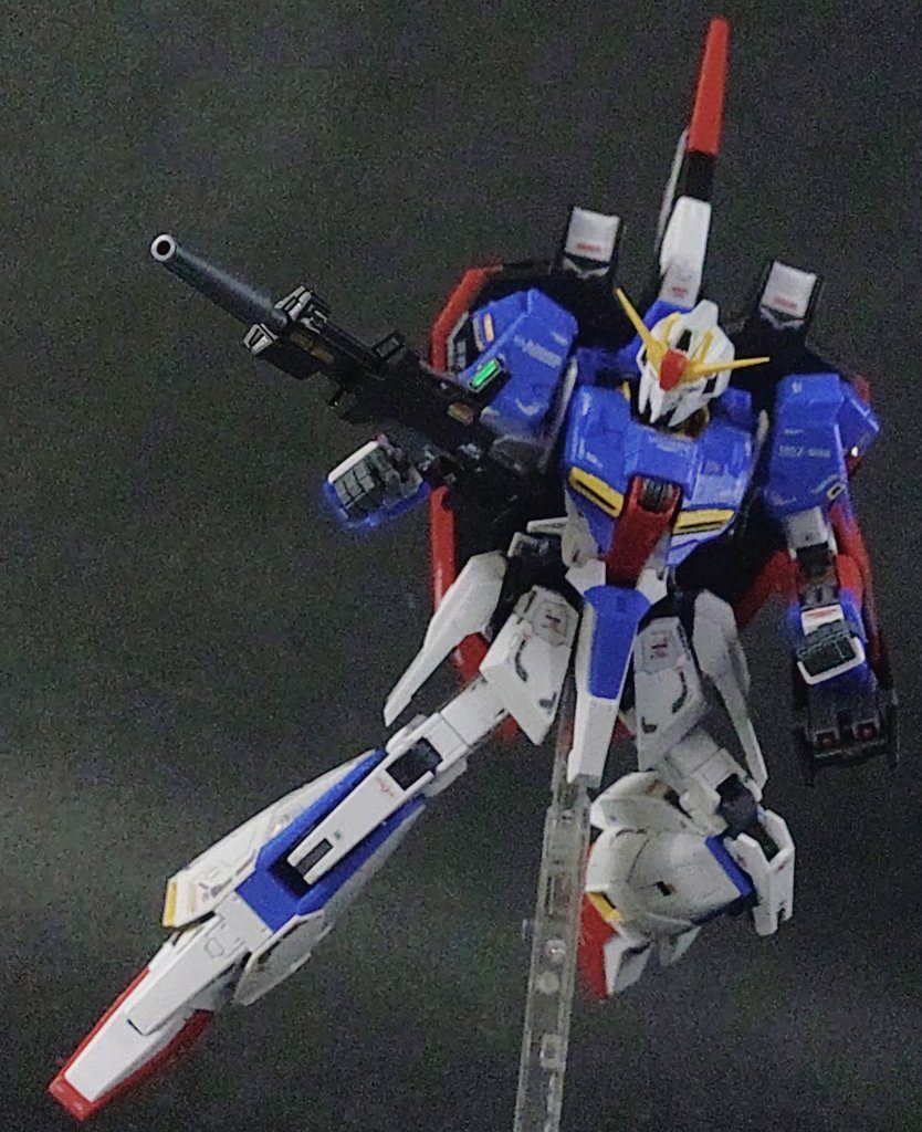 可動はアドヴァンスドMSジョイントならではの精密さに裏打ちされた実在感抜群の超絶可動。しかしその分HGに比べて四肢が重く無理は利かないという意味でもあり、いわゆる種ポーズもちょっとはっちゃけ切れない感じ。…宇宙世紀ですからねぇf(^_^;)  