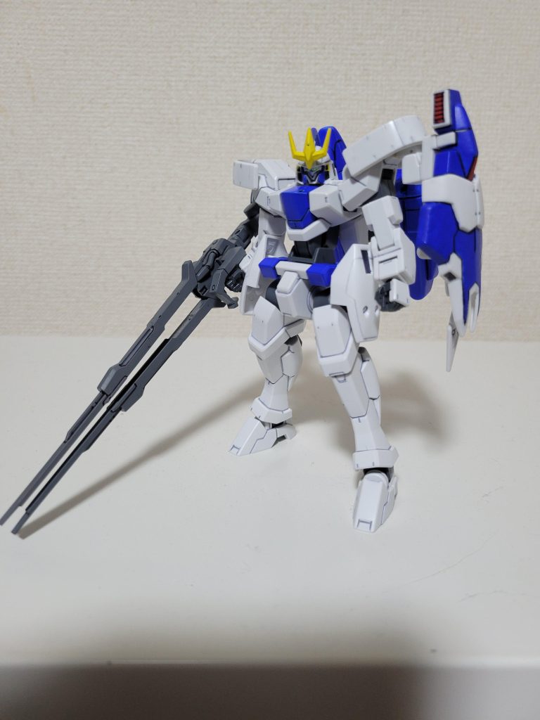自分はトールギス2が一番トールギスシリーズで好きで作成中に2の頭も取り付けてみたら真っ白でカッコいいなぁと塗装もトップコートもせず白いトールギス2を作成してみました。