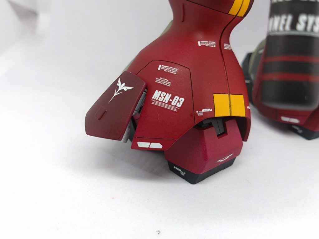 下腿部が広がっているので、足のバーニア部を開いて太さに説得力をつけました。