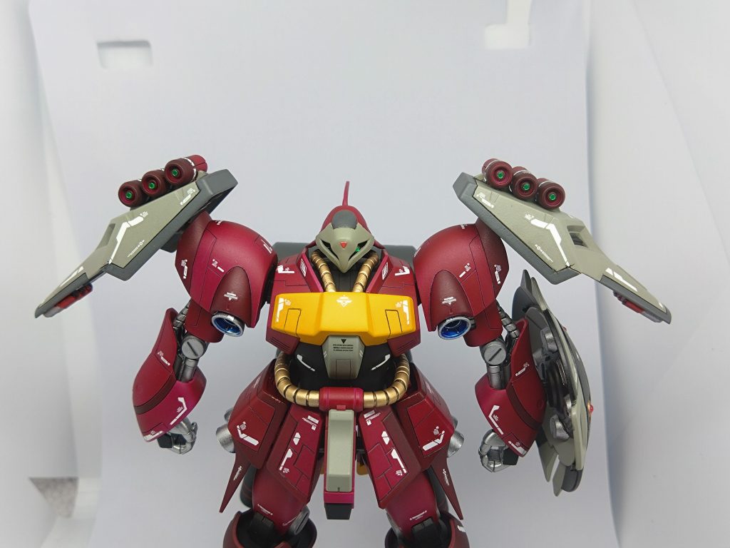 HGヤクト・ドーガを作成した方は御存知かと思いますがショルダーアーマーの可動域が狭く、シールドに干渉してしまうので可動域を拡大しました。