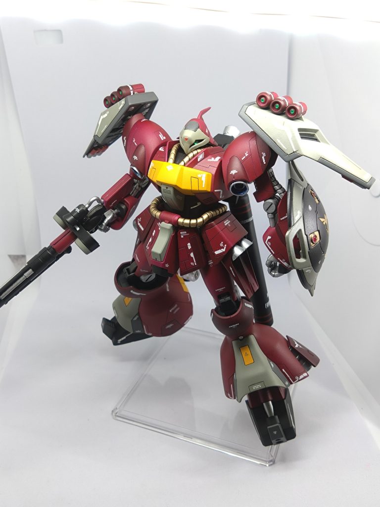 クェス用を作るにあたり、拘ったのは先ずカラー。子供が大人びて背伸びをしつつ、カワイさも捨てきれないとしてワインレッドをメインに、赤白だと単調になってしまうのでイエローを要所に使用して明るさを足しました。メタリック好きの自分がメタリック系の塗料を敢えてメインに使わず。この機体、裏側も気をつけないと見える所が多い。