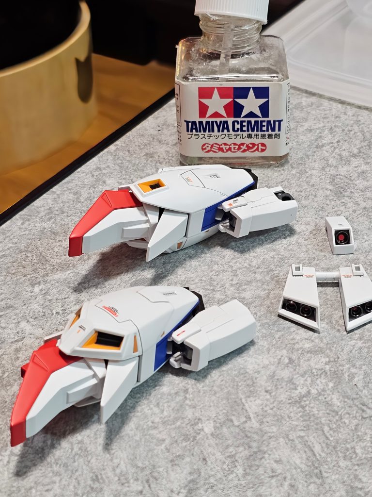 最終組み付け中。バーニア内部はメタリックシールです。