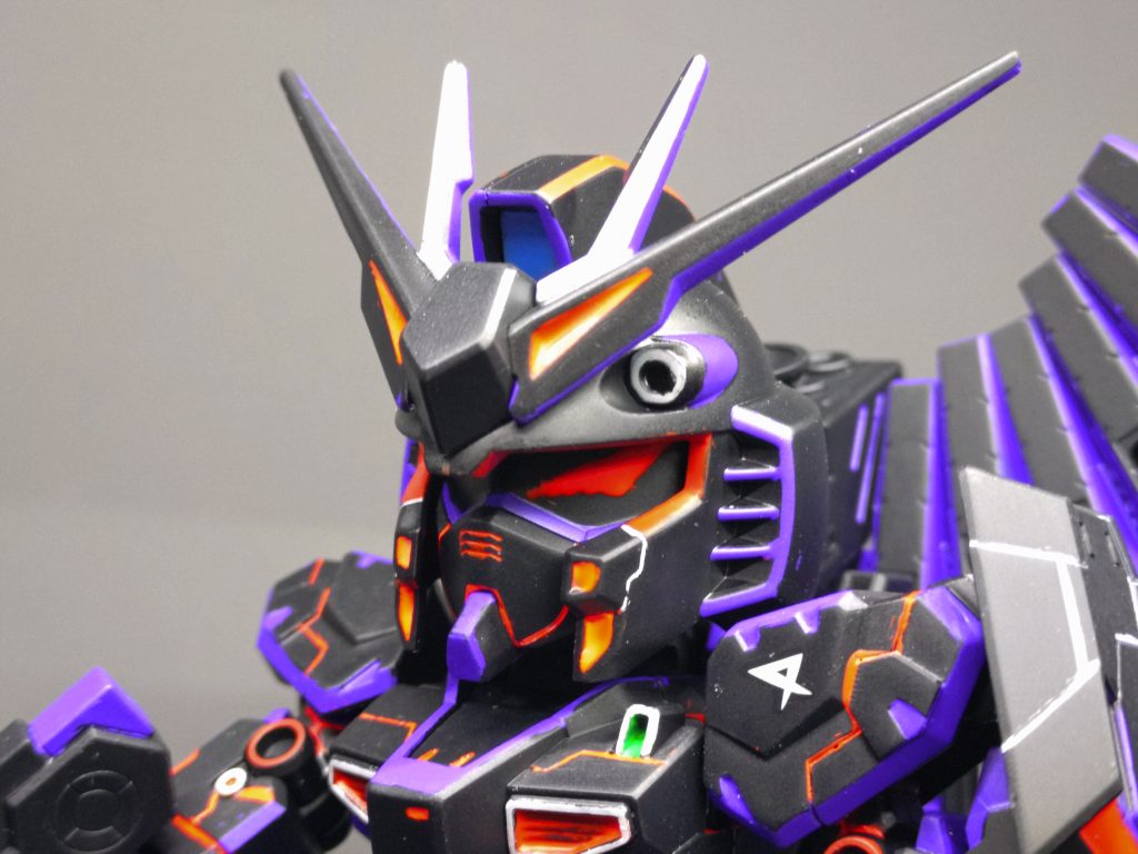 作るのなら設定があった方が方向性が決めやすいので、前述の様な背景を考えてみた。ついでに中二的な片翼の魔王は、以前作成したSDニューガンダムがダブルフィンファンネル仕様な上、カラーが白系で天使のイメージがあったので、こちらは悪落ちのイメージも追加。アムロのAマークもわざと横倒しで貼ってあります。