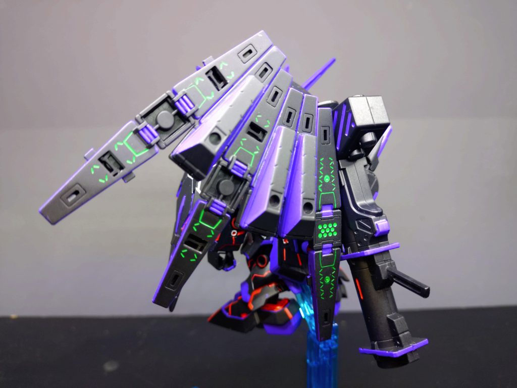 色々と蛍光塗料を使用している内に何となく思い立った。ユニコーンガンダムの様に展開する機能が無い為、装甲の合わせ目から光が漏れているイメージ。機体色が黒の方が漏れてる光を表現しやすいかと思っていたところ、たまたまガンダムベースで見かけたエコプラを使用した。これなら機体色を黒に塗る手間が省けるとw