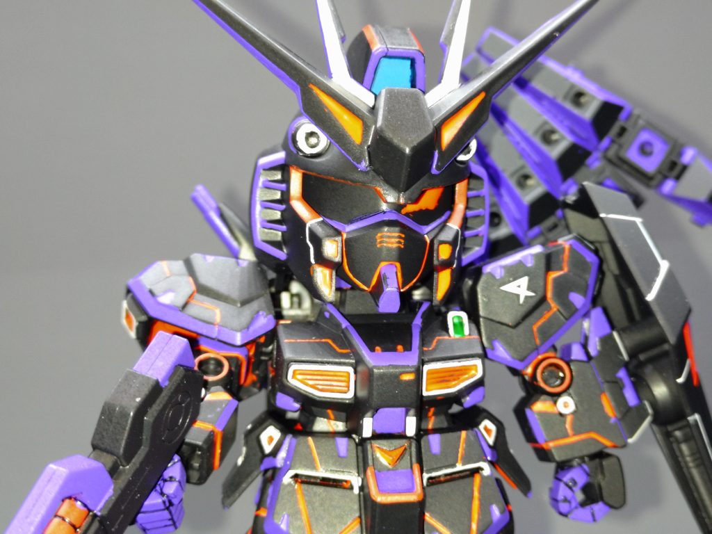 ガンダム顔なのだが、片方の目しか塗ってません。ガンダム顔で有りながら、モノアイの要素も有ります。