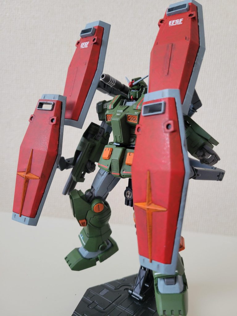 フレキシブルシールドでパーフェクトジオングのオールレンジ攻撃もへっちゃらです。今回は筆塗りで濃い色と明るい色で塗り重ねて仕上げましたが結局ベタ塗りに？とりあえず、ガンプラ納め😊工作技術ゼロの作品にいいねしてくださった方々ありがとうございました🙇‍♀️来年もチマチマとガンプラ作っていきたいと思うのでよろしくお願いします。