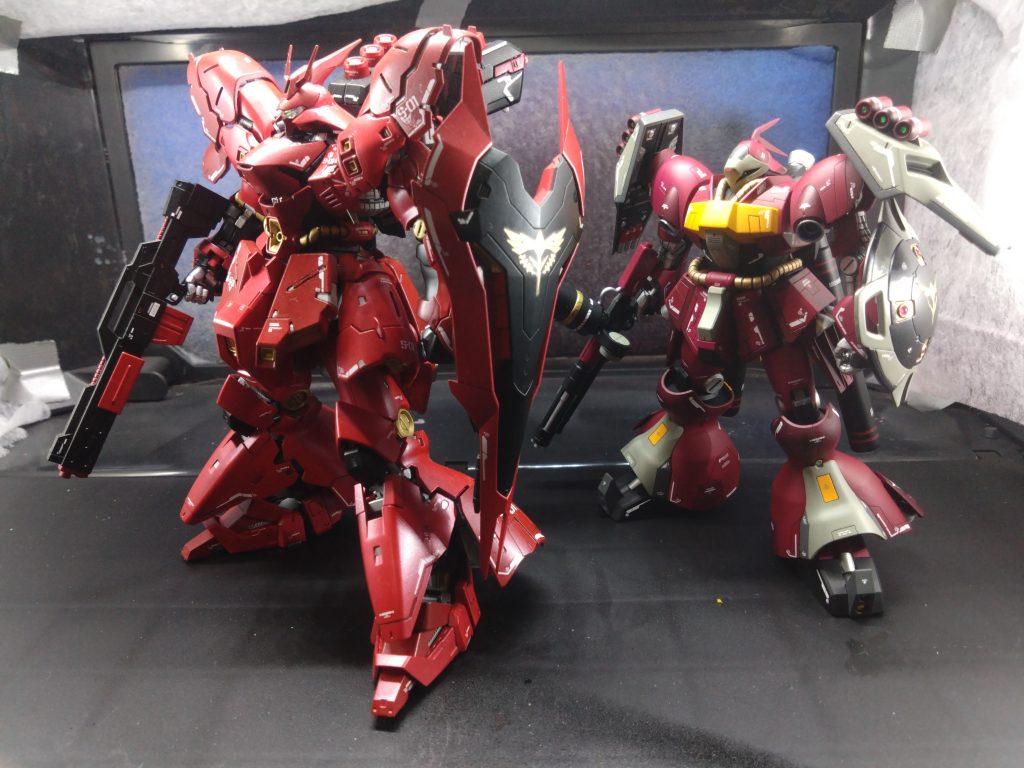 ヤクト・ドーガも1/144では大きいですが、RGサザビーと並べるとだいぶ小さいですね。ギュネイ用(自分用)も近々並べる予定です。