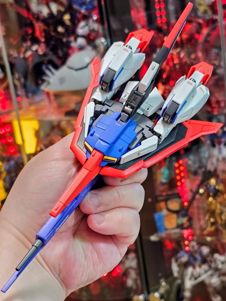 ハイメガランチャーを付けた状態。ランチャーの青は本体とはちょっと色味を変えてみました。