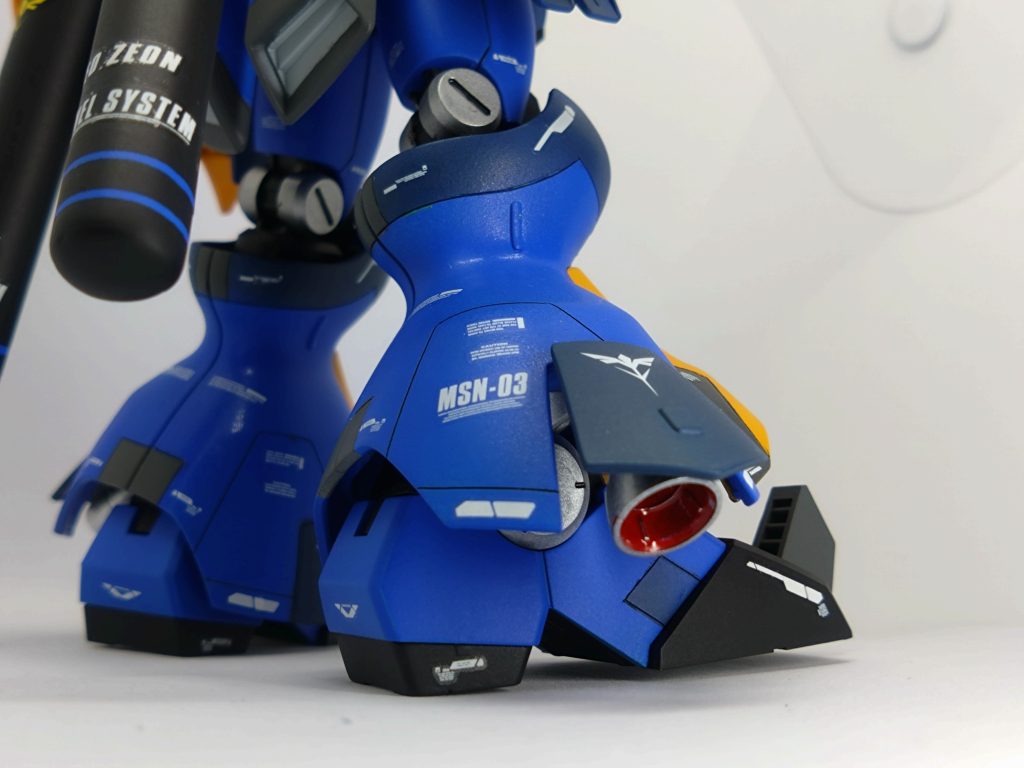 バーニアは色違いで。こちらも下腿部を開いています。