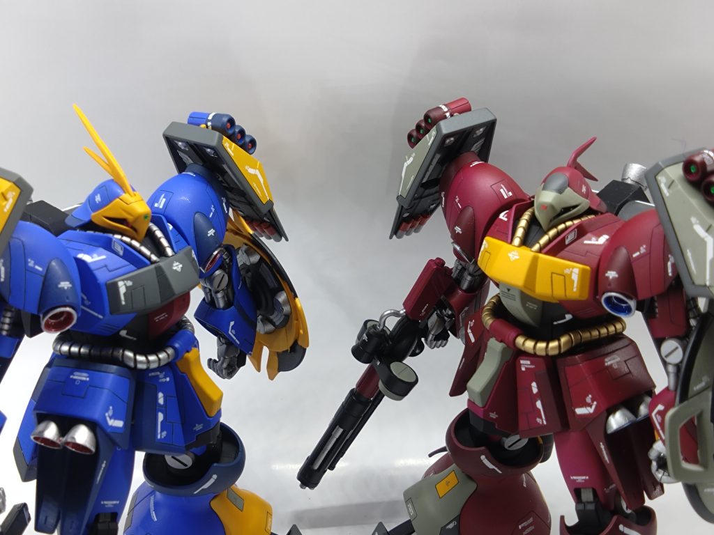 2つ並んで、これぞヤクト・ドーガです。量産型が無く、専用機のみで2機存在するMSはあまり無いんじゃないでしょうか（勉強不足で申し訳ない）。