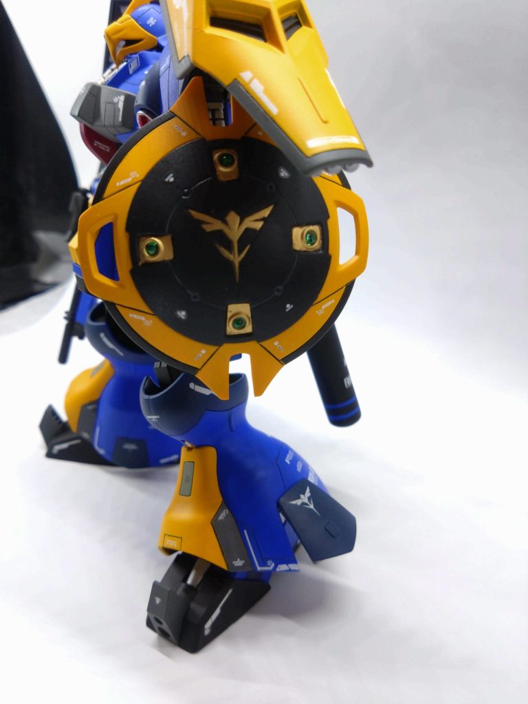 シールドはもう…マスキング下手くそ過ぎて何度かやり直しましたが挫折。もっと精進します。モノアイパーツを使って4つの穴に宝石の様な装飾を施しました。盾の役割は置いといてファンタジー物なら魔法でも備わってそうな雰囲気伝わって下さい。