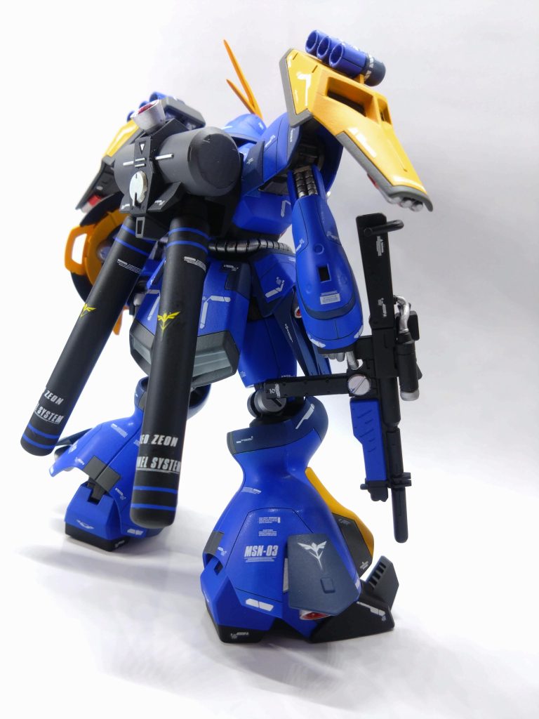 背後も同様のデザインで、プロペラントタンクも同じデザインで後付けしてます。