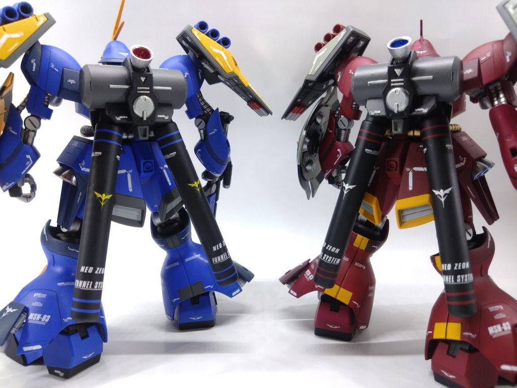 背後も並んで。