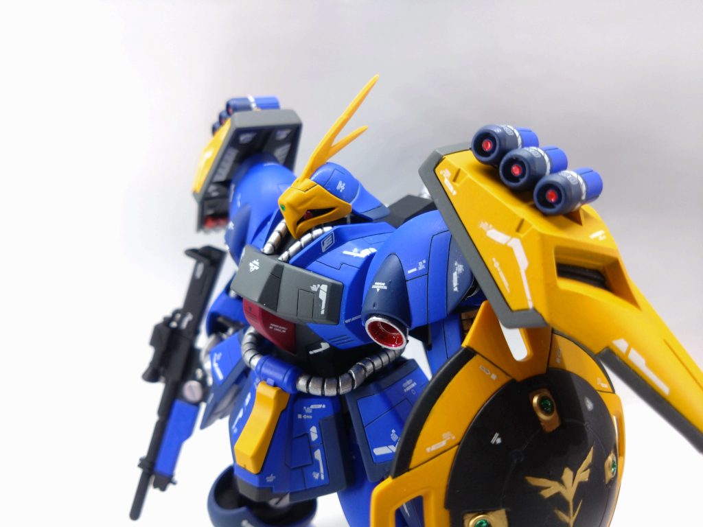 原作の青緑はどうしても合わず、緑か青か迷いに迷い。次回（かは未定）作るギラ・ドーガは緑系で作るとして、やっぱり好きな青で。コバルトブルーをメインに作成しました。