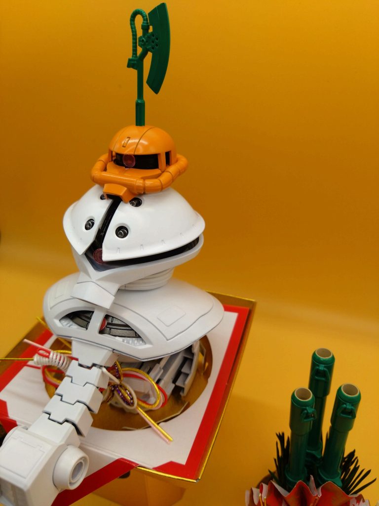 2024年ラスト1週間ドタバタで仕込み、先程完成させた正月飾りです。息子(小3)のジャンクヤードから引っ張ってきた物をリサイクルしました。