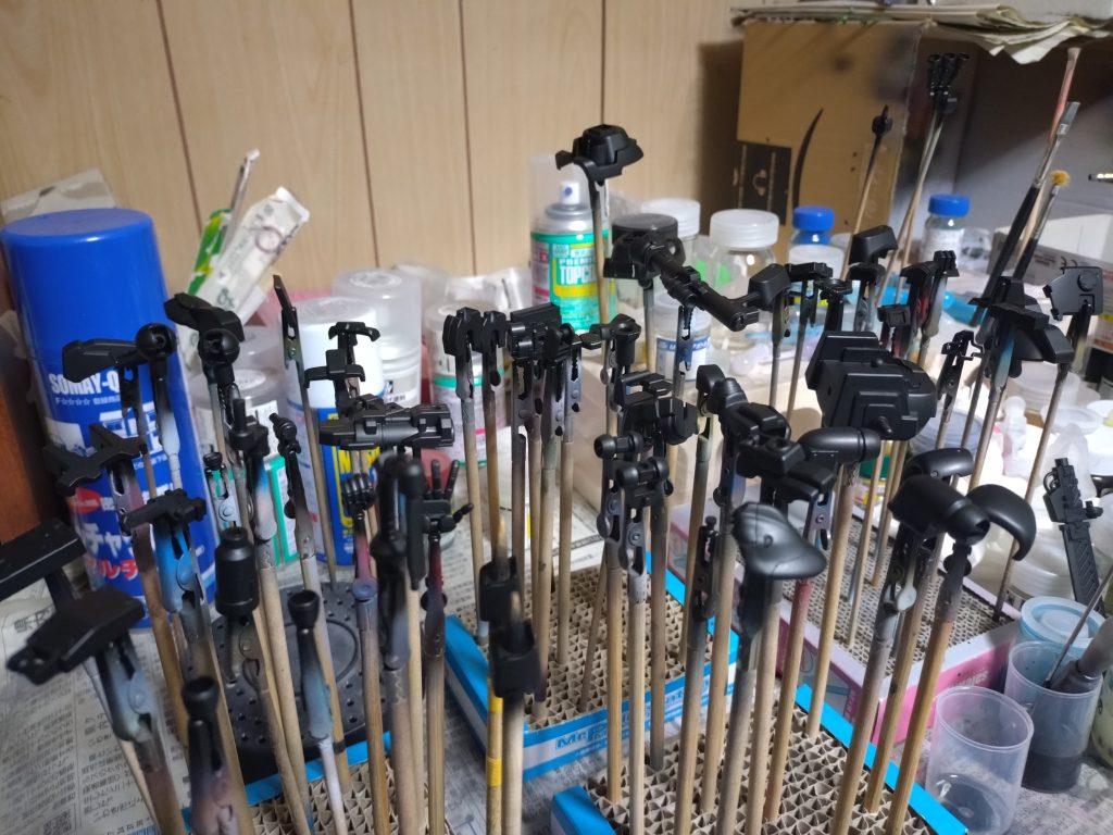 ・塗装EVOサフブラックを下地にメタリックパープル部分はウィノーブラック→アメジストパープルで吹いてますその他に使った塗料はフロストマッドブラック、ヘキサグレー、SBジュラルミン、SBアイアン、メタルブラッディレッド等で細かい部分は水性マーカーを使い仕上げは半光沢クリアを使いました