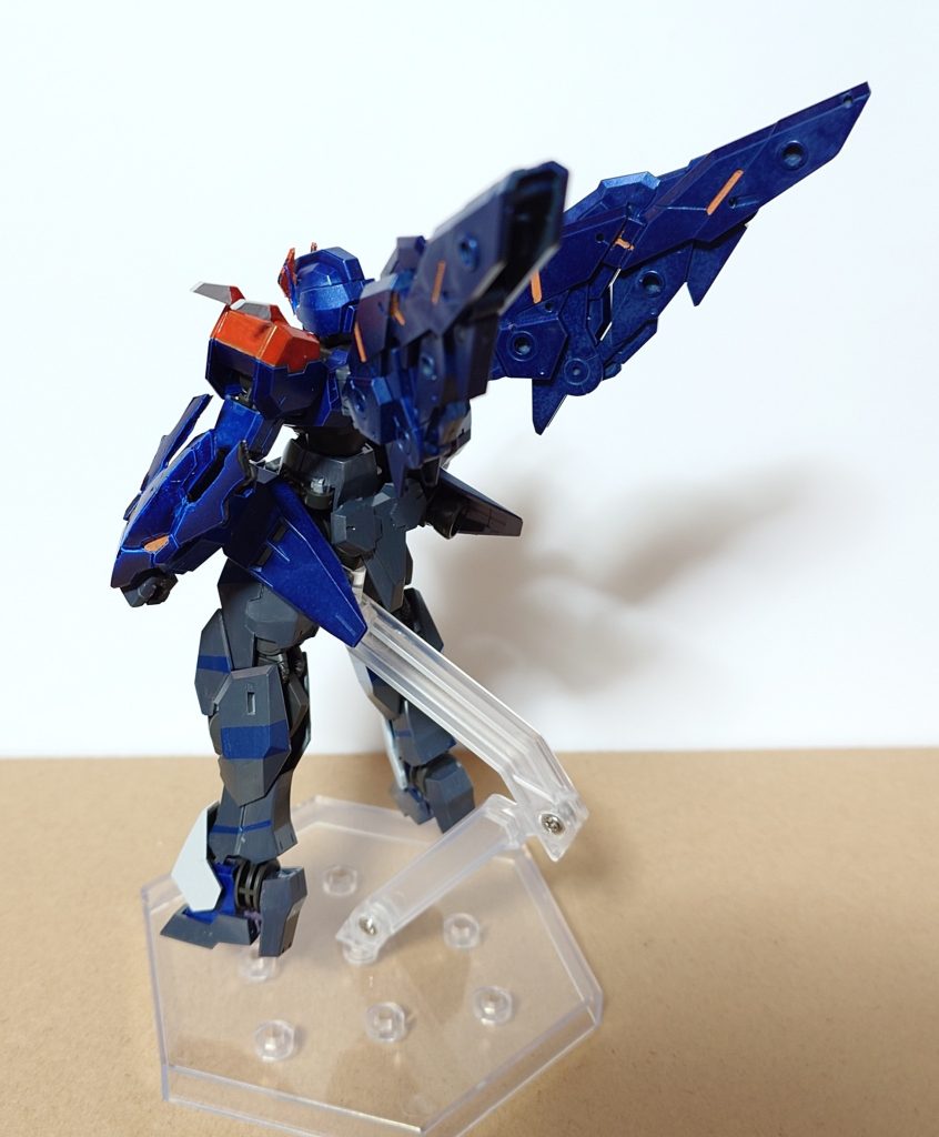 後ろ姿クローズに羽は付いてませんが、ドラゴンだしな、と思ってデカめの羽を付けました