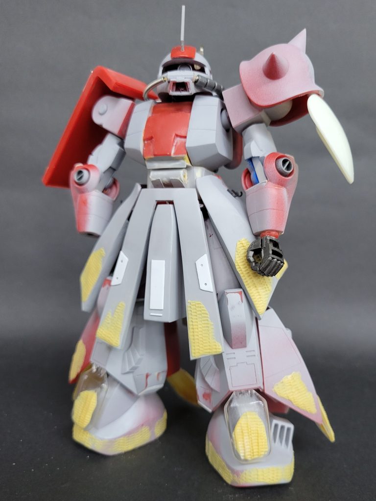 肩シールド、スパイクアーマーはキットをデコレートしたのみ。肩にはキットの二の腕、二の腕は旧キットハンブラビの太ももを使用。上腕はキットをそのまま、手首はHGUCサザビーから流用しました。 頭部は、キットのものを幅詰めしていたのですが、いかんせんデカスギ。結局、オークションでMG旧ザクのものを入手し使用。それでも、かなり大きい印象。