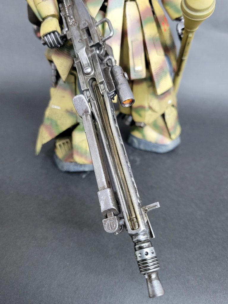 お約束のMG42は、オークションでゲット。ライトガンメタルでスプレー塗装後、きつめにウオッシング。なんとシュツルムファウストは、オークションの出品者の方がオマケで同封してくださりました。