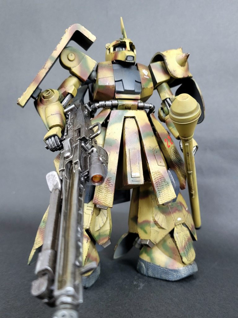 一体化していたスカートアーマーは、バラバラにし、プラ板で約2倍に延長。角プラ棒で厚みも演出。股間部もプラ板で2倍の長さに延長。胸部は横幅を約8mm詰、腹部はプラ板プラパイプ等で新造。