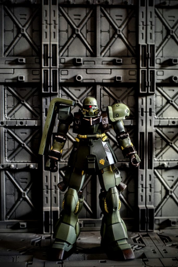 正直このキットを組むまでギラ・ズールはあまり好きではなかったんですが、ギラ・ズール良いですね!趣深いと言うか、噛めば噛むほど味があると言うか。弱体化著しい組織の士気向上の為、公国時代のザクに似せた見た目と言う儚さ。たまらん。