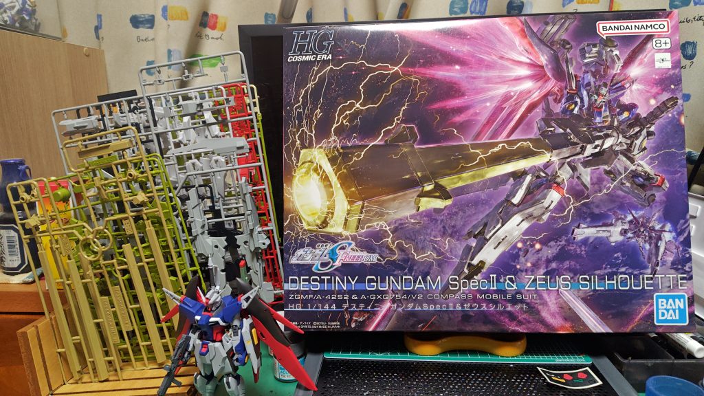 ゼウスシルエットのランナー。手前にあるのがトップコート前のデスティニーガンダムSpecⅡですが、ランナーもパーツも大きいのがわかります。