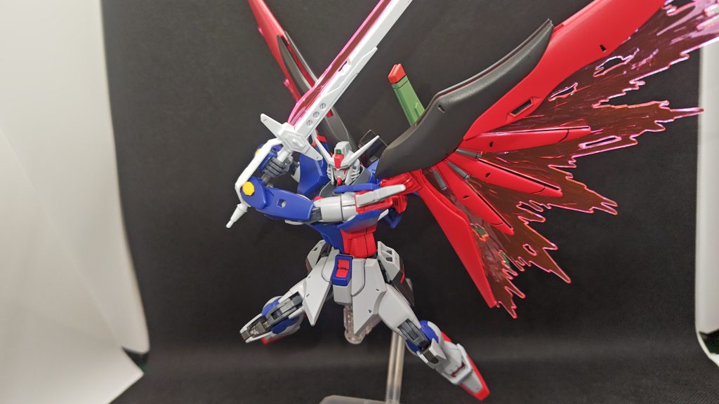 対艦刀！雷光斬り！···ではなく、アロンダイト構えて突撃するところ。こんなポーズもすんなりできるほど、肩の可動が秀逸です。