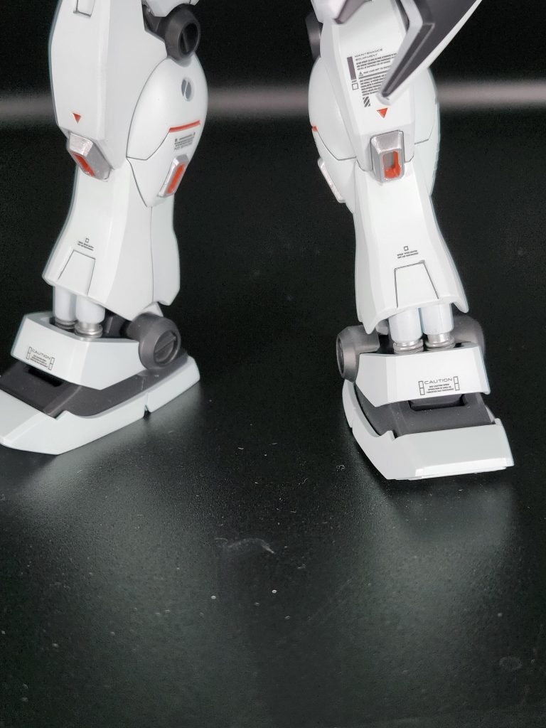 足元にシリンダーいれてます。GP-03っぽいかなと...