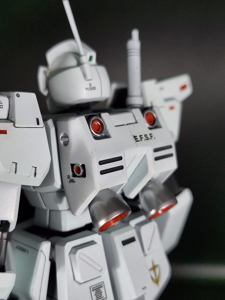 スラスターは全部変更してます。頭部アンテナは真鍮線です。