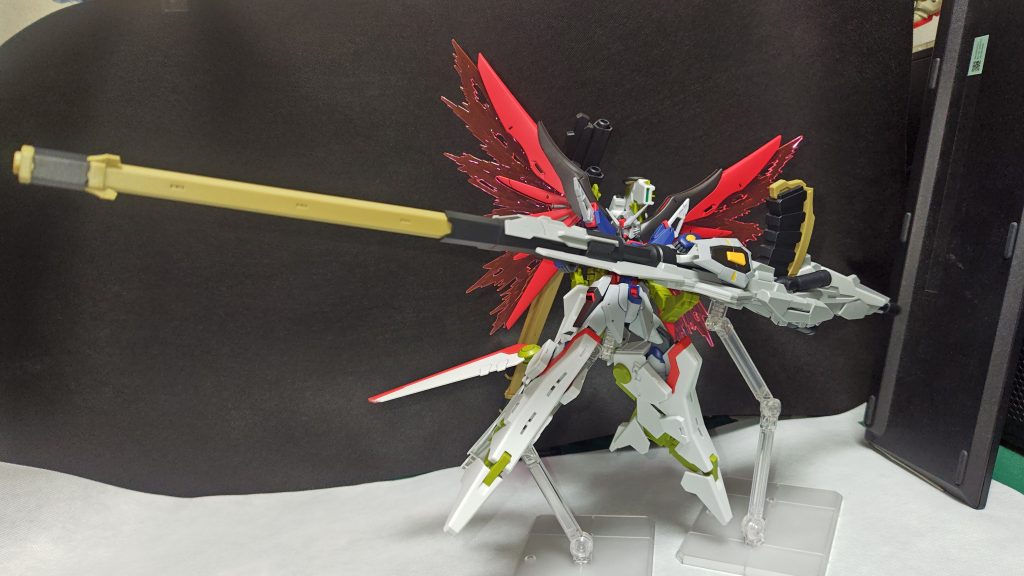 リニア砲を構えて。これだけ砲身が長いと、迫力もひとしおです。