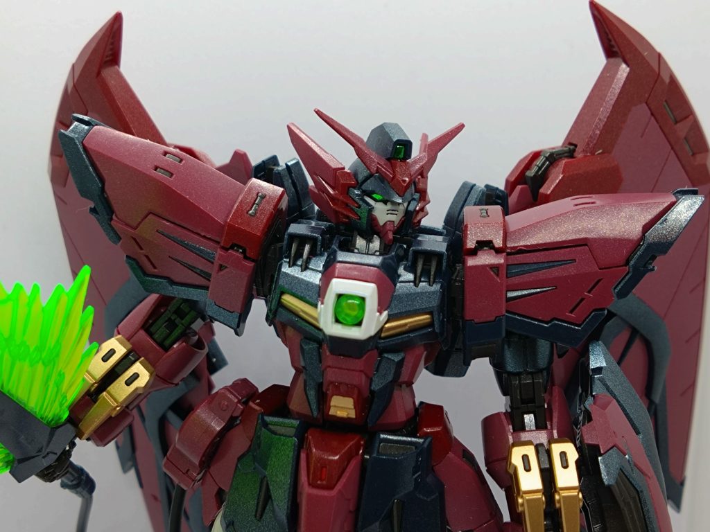 設定色を意識しつつ、目分量の行き当たりばったり調色してます。一応、濃い赤はブラッディメタルレッドで、それに白を加えて薄い赤にしています。黒はメタルブラックにメタルブルーを混ぜて作りました。フレームは大好きな黒鉄色。イエロー部分は、これも大好きリッチゴールドです。あと、白いパーツは、成形色に直接クリスタルカラーのパールブルーを塗りました。