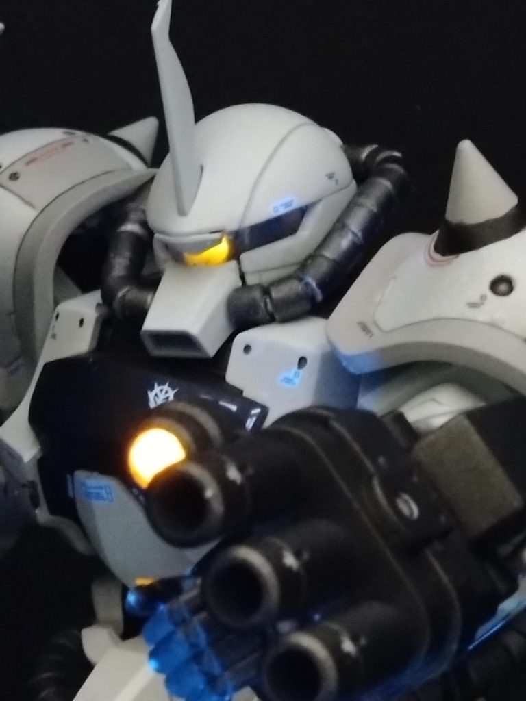 顔はつば部分を若干下げてシャープな目つきに。