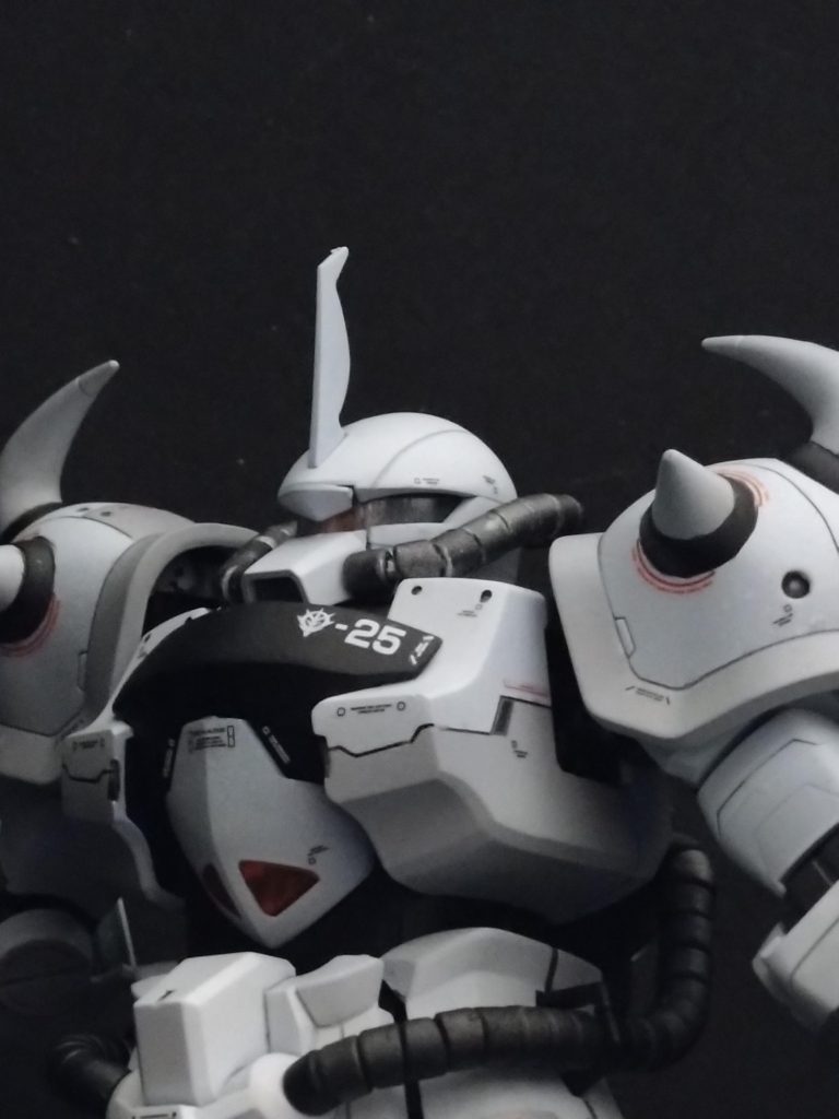 胸部はプラ版とパテでボリュームアップし、顔が若干前に出ている気がしたので首のジョイント取り付け位置を5mm程度後ろに下げて顔の位置を変えてます。