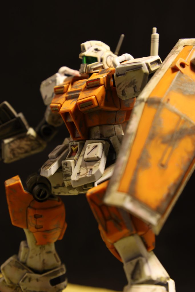 カラーリングは成型色に、ガンダムマーカーシルバーと、リアルタッチペン。