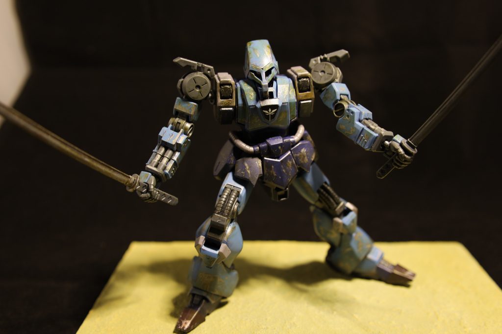 持ってる刀のイメージは、斬れないけど、折れない曲がらない。実用的ナマクラ刀。そんなんでMSと闘えるのかって？　叩っ斬るんだよ！