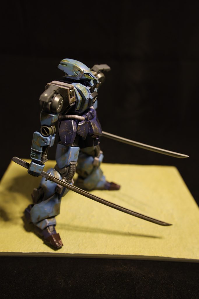 カラーリングは成型色に、ガンダムマーカーシルバーと、リアルタッチペン。