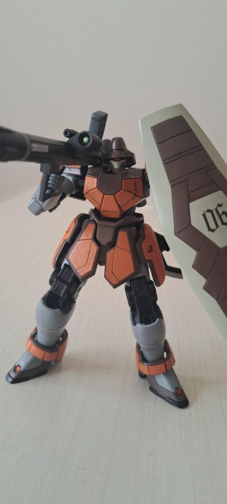 全塗装とはいきませんが最近にしては筆塗りしております。スジ彫りと肩の関節が見えるのが嫌でプラ版で塞いだくらいで 半光沢クリア。