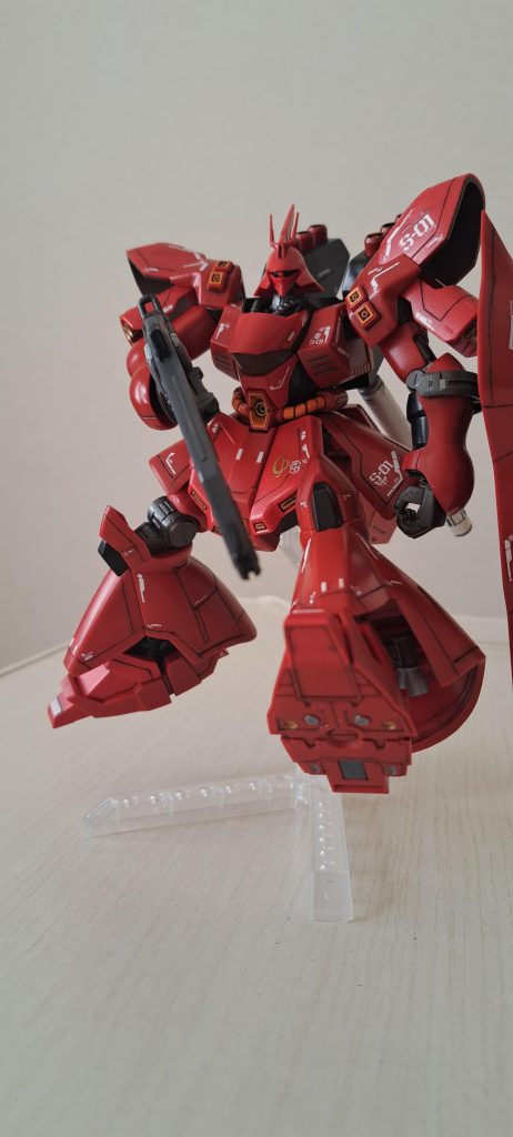 サザビーはほぼ成型色。ほんの一部分、シールドの黒、オレンジ、肩の内部しか塗ってません。