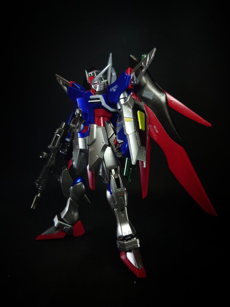 特殊機能    ヴァリアブルフェイズシフト装甲フェイズシフト装甲を発展させた相転移装甲。動力炉の換装に伴い、装甲のカラーリングが変化している。デュートリオンビーム送電システム額から発射するエネルギー供給ビーム。ミネルバ程長距離ではないが、これにより強襲と補給どちらもできるようになった。ウイングユニットメインスラスターを中心に左右対称に配置されたウイングユニット。出力を上げるとヴォワチュール・リュミエールによる「光の翼」が発生する他、DUPE粒子によって無数の分身を生み出す事が出来る。