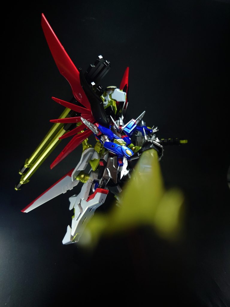 ミサイルポッド編集背部左側のウェポンラックに装備された誘導ミサイル発射管。発射口は専用ハッチにより保護されている。構成はレドームを挟んで前面左右にそれぞれ4連装、さらに両側面にそれぞれ20連装となっており、その総砲門数は48門にも及ぶ。また、前面と側面にてミサイルの種類が異なり、前面の方が大型のものを装填している。なお、右側面の発射管はその正面にリニアキャノンの予備銃身をマウントしたユニットが存在するため射線が確保できてない。おそらくは単機形態時に使用する前提と思われる。 ミサイルランチャー編集脚部両側に備え付けられた誘導ミサイル発射管。こちらはスライド展開式のハッチにより保護されている。4連装×4基備え付けられており、ミサイルはミサイルポッド前面のものと同じものを装填している。これを加えると、本ユニットの総砲門数は65(1+48+16)門となり、ミーティアより一回り少ない程度となるが前述した構造的問題により一部の発射管の射線が取れていないため実際の砲門数は45門程度となる。なお、こちらは側部に備え付けられながらも発射口が機体正面に向いているため自機により射線を遮られることは無いが、逆に単機形態時に自機が正面にくるため射線を確保できなくなる。