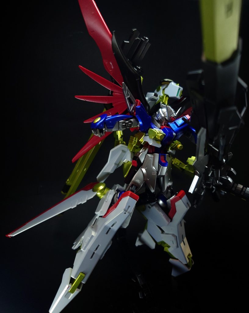 リニアキャノン編集MSの全長を優に超える(立体物から換算すると50m弱ほどの)超大型の携行式リニアキャノン。単機形態における胴部と後端の一部が合体したものであり、背部ユニットとは大型のジョイントアームによって接続している。砲身前方部分(銃砲腔)は交換式となっており予備を含め3本携行している(単機形態における後端部分)。予備の2本は背部右側のウェポンラックにマウントされる。加えて、砲弾は砲身後部に挿弾子の如く剝き出しのまま装填されている。また、砲身部分の交換は装着したMSが手作業にて行う。 リニアキャノンは爆薬に陽電子を用いた地中貫通弾/陽電子砲弾(バンカーバスター)を超高速にて射出することにより大型の拠点を一撃で破壊するほどの威力を誇り、レクイエムの偏向リングをたった一撃で破壊し、その余波により側にいた偏向リング設置艦も跡形も無く吹き飛ばしている。しかし、一発撃つだけで莫大な電力を消費するため、基本的には核動力機での使用が前提となり、バッテリー機では精々一発が限界となる。また、膨大な電力を用いた電磁加速の熱により銃砲腔が一度の発射で焼き切れてしまうため、発射可能数が予備砲身の数に左右される。しかし、出力を絞れば一本の砲身にて複数発射できるのか、砲身の総数より砲弾の総数の方が倍近く多い。