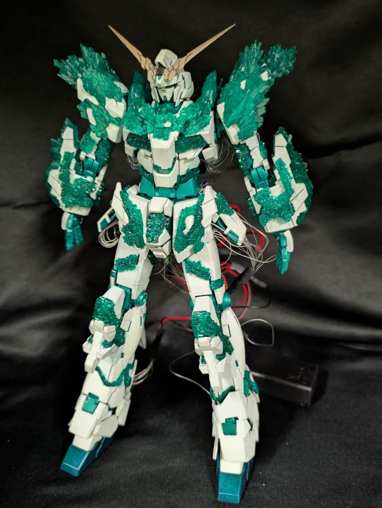 塗装もさせて頂きました。サイコフレーム以外の下地にはMr.サーフェイサー1200（グレータイプ）、配色は以下の通りです。白：ホワイト+ターコイズグリーン（Mr.クリスタルカラー）+魔法の粉サイコフレーム：クリアグリーンフレーム・バーニア：Mr.カラースプレー　メタリックグリーンバックパック等：Mr.カラースプレー　メタリックブルーに上からクリアグリーンアンテナ：赤金（フィニッシャーズ）+ターコイズグリーン目：蛍光グリーン