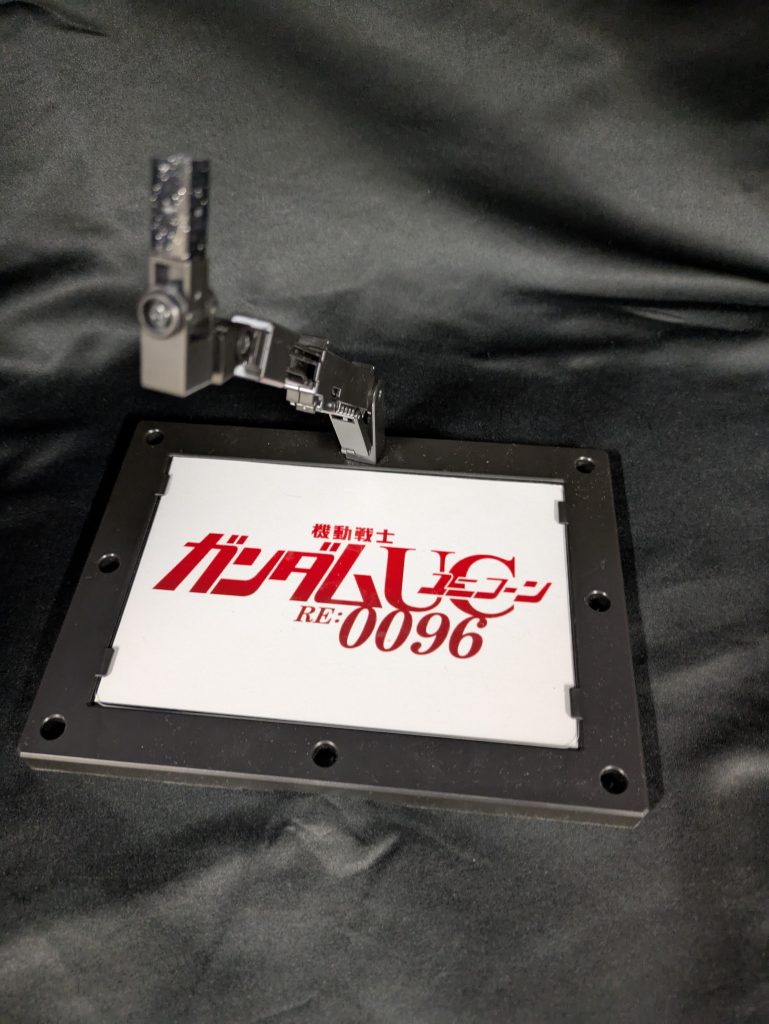 台座はアクションベース3にセブン◯レブンで印刷したロゴをプレートにはめました。