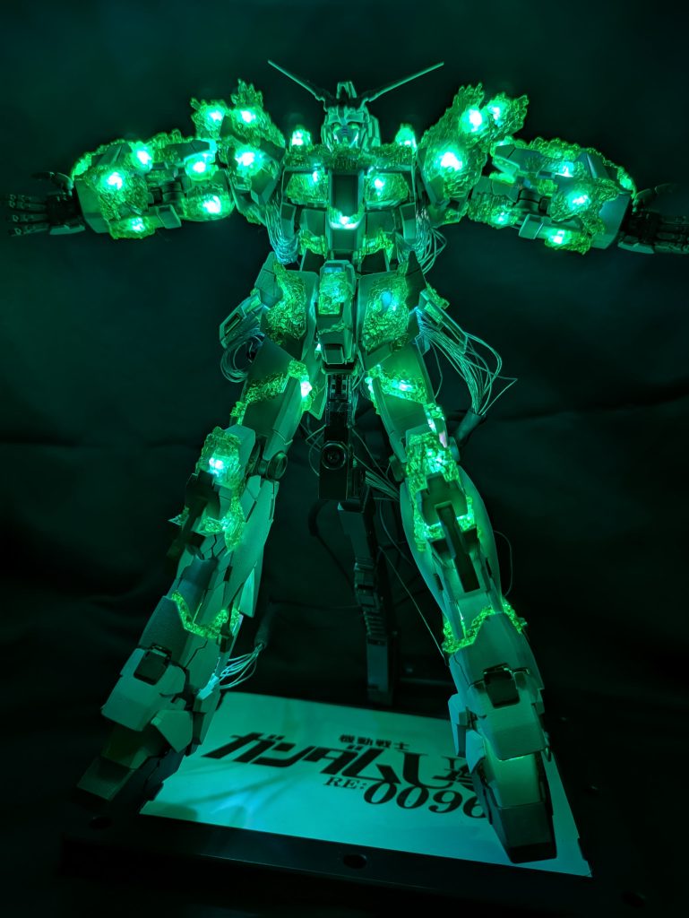 制作期間は約1年（挫折期間3ヶ月）LEDをねじ込んだり、配線を繋ぐためはんだごてを初めて触ったり、粉末と混ぜた塗料を筋肉痛になるまで撹拌させたりと、何度虹の彼方へ行こうと思ったか分かりませんが…何とか完成したのでヨシとします！