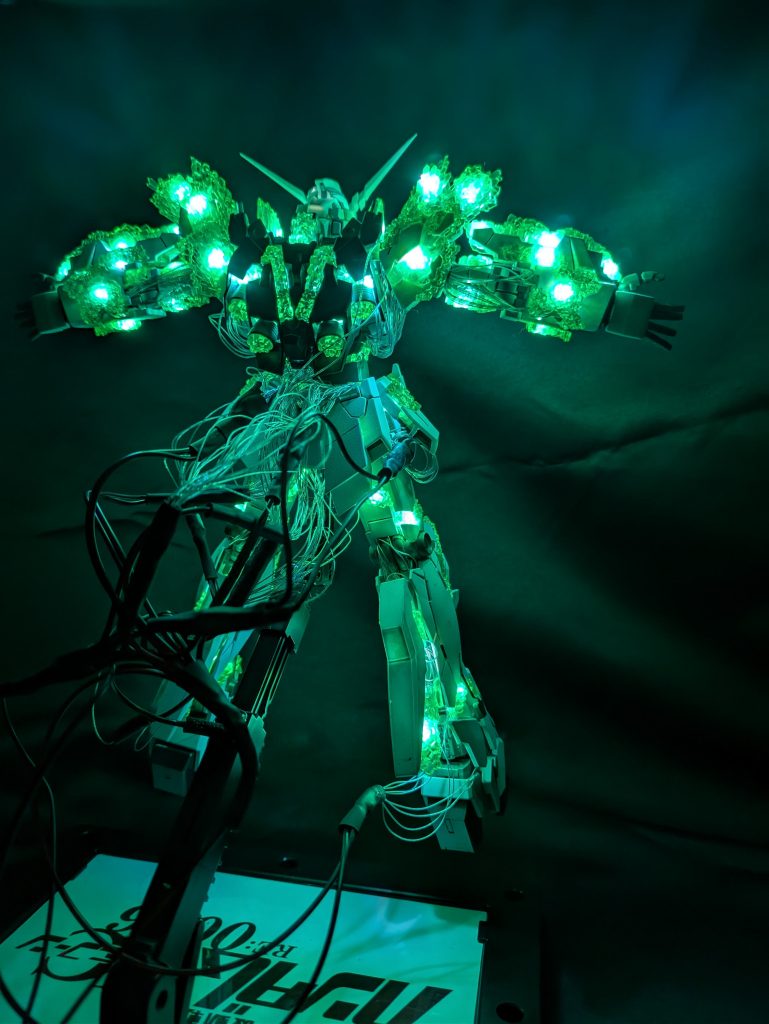 もちろん後ろも光ります。