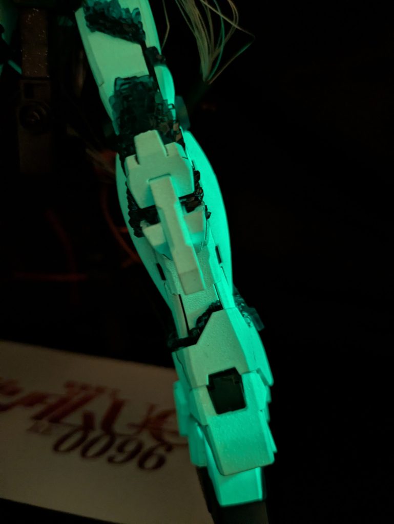 右側だけに光を当てて比べてみるとこうなります。