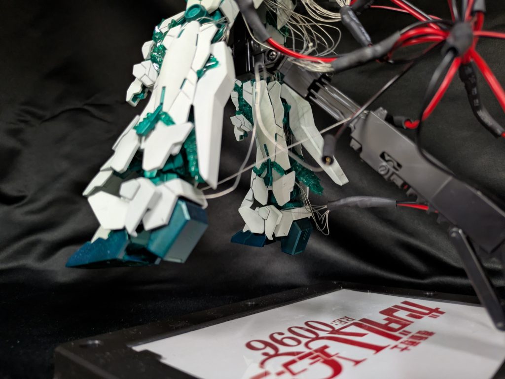 実は下半身製作中に配線のテストをしていたら、全部繋いだ後にLEDの線が何個か千切れるというアクシデントが…その瞬間、一度心が折れて数ヶ月手がつかなくなりました。結果、千切れた部分は元々の配線とは別の形で入れ直した後に上半身に取り掛かりました。