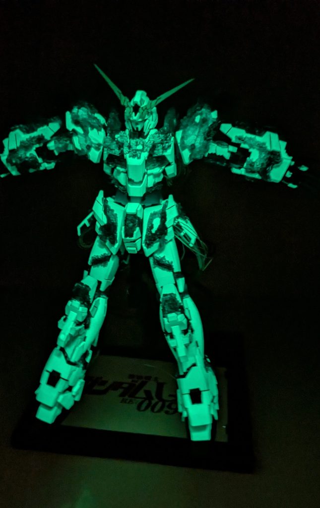 白地に蓄光塗料の魔法の粉を加えたので、光を当てた後に暗くするとこんなに光ります。（部屋を暗くしてもこの光量）