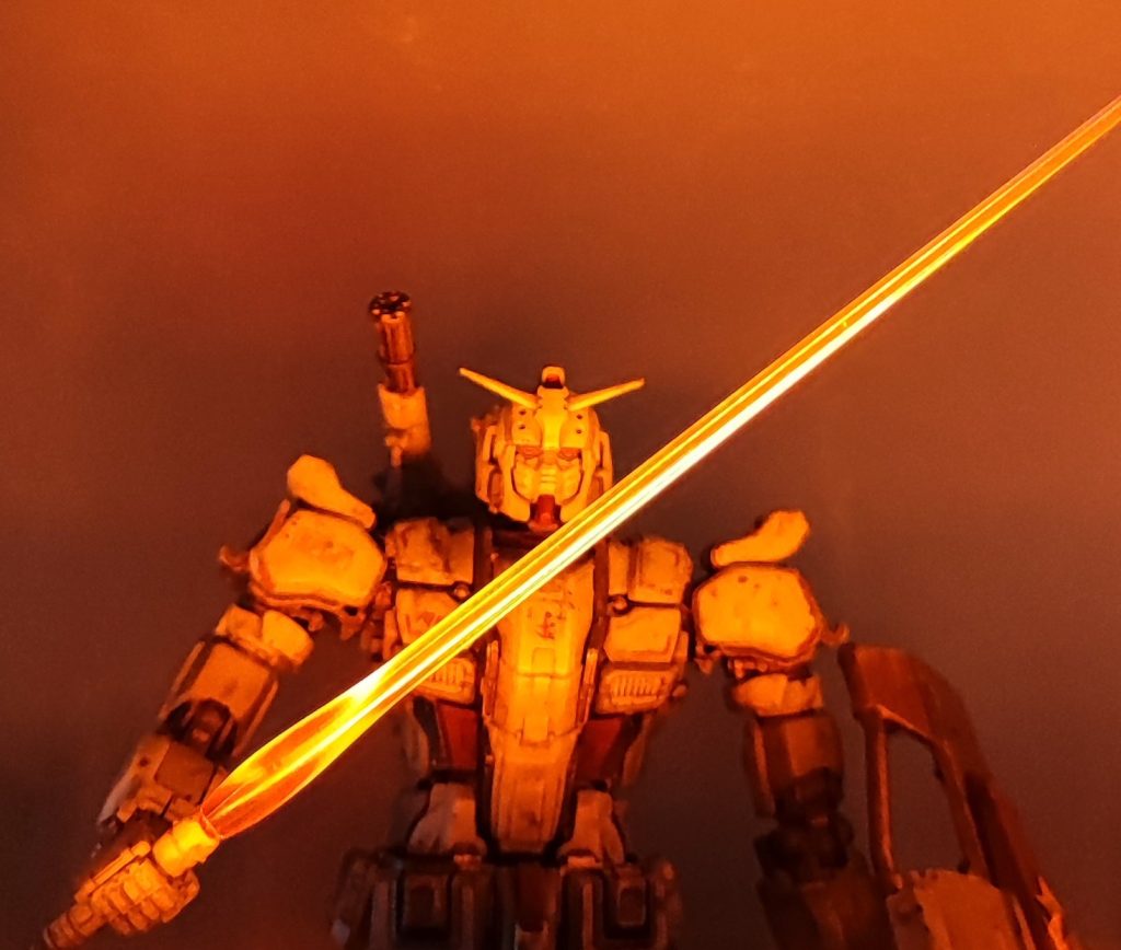 作品について本編未視聴でしたが、今までのガンダムと全然違う作りで組んでいて楽しかったです!等身も腕が長く顔も悪役顔、全体的に新鮮すぎました。ウェザリングメインでの完成となりましたが、ディティールがHGとは思えないほど多く、ウォッシングしただけでとんでもないぐらいの情報量が浮き彫りになりました、圧巻です。久しぶりすぎてちょっとやりすぎた感もあるウェザリング仕上げです、適度が一番難しいですね。ザクも組んでますが、そちらもウェザリング中、とにかく本編早いところ見たいと思います。こちらの機体についてコメントいただけますと幸いです!