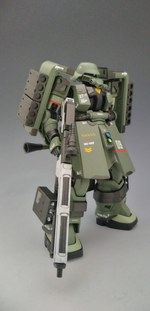 ビームマシンガンは若干短くして定番化しつつある白で塗り分けをしています。正直単色でサクッと済ませたいですが塗り分けるとやっぱりカッコいいので外せないですね。